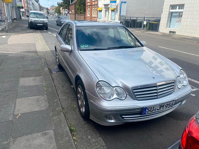 Silber Gebraucht 2004 Mercedes 240 Limousine | 4.500 € (Etwas zu teuer) - Bild 1/4