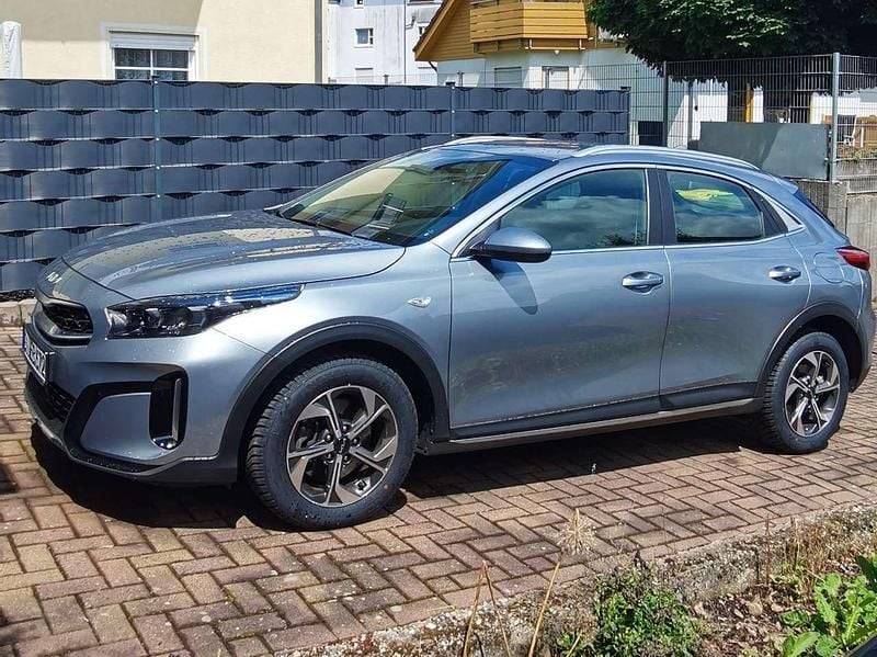 Grau Gebraucht 2023 Kia Ceed Vision SUV | 16.300 € (Superpreis) - Bild 1/3