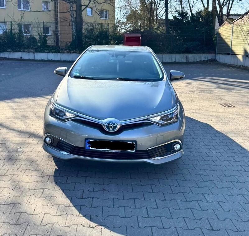 Grau Gebraucht 2017 Toyota Auris Hybrid Limousine | 13.300 € (Guter Preis) - Bild 1/4