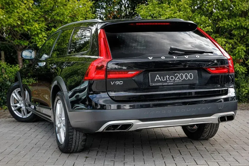 Używany Volvo V90 CC 235 KM (172 kW) 2018 Czarny Kombi