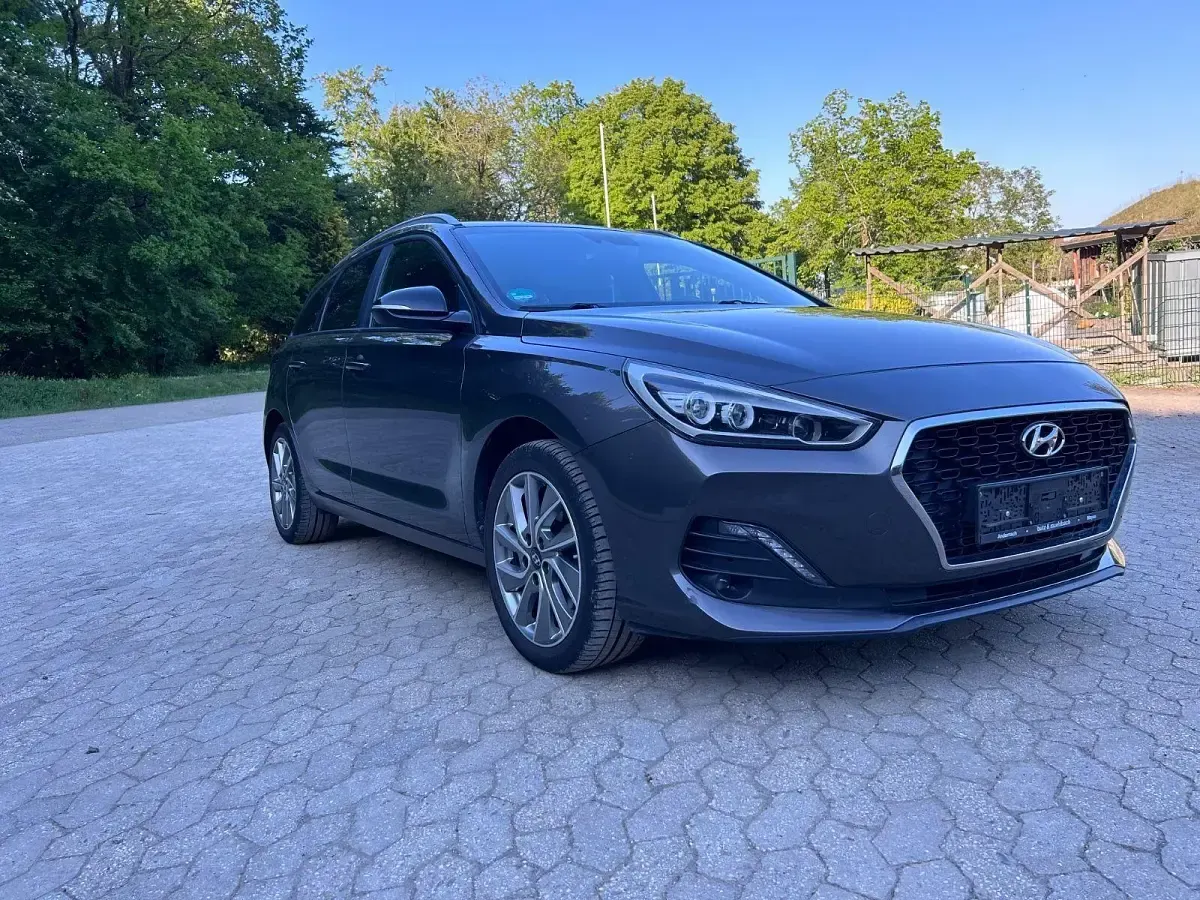 Gebraucht Hyundai i30 Style 120 PS (88 kW) 2018 Grau Kombi