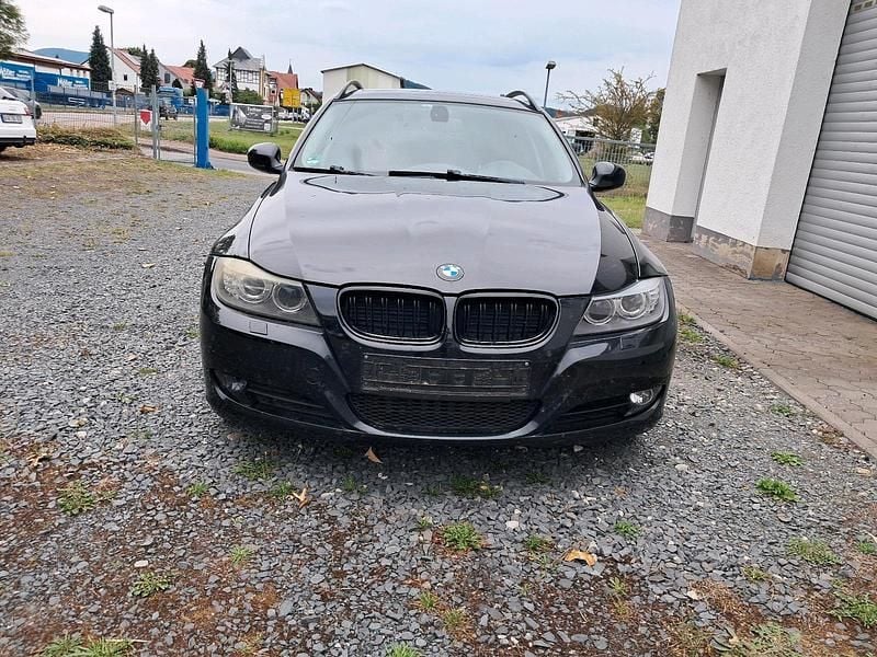 Schwarz Gebraucht 2009 BMW 320 Kombi | 2.900 € (Superpreis) - Bild 1/4