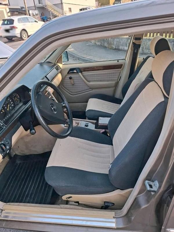 Gebraucht Mercedes E230 97 PS (71 kW) 1990 Braun Limousine