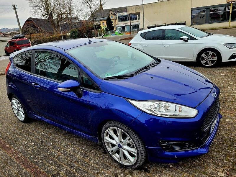 Gebraucht Ford Fiesta 125 PS (91 kW) 2014 Blau Kleinwagen