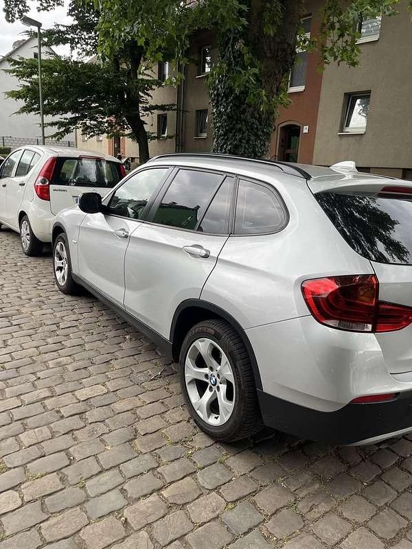 Grau Gebraucht 2010 BMW X1 SUV | 10.000 € (Etwas zu teuer) - Bild 1/4