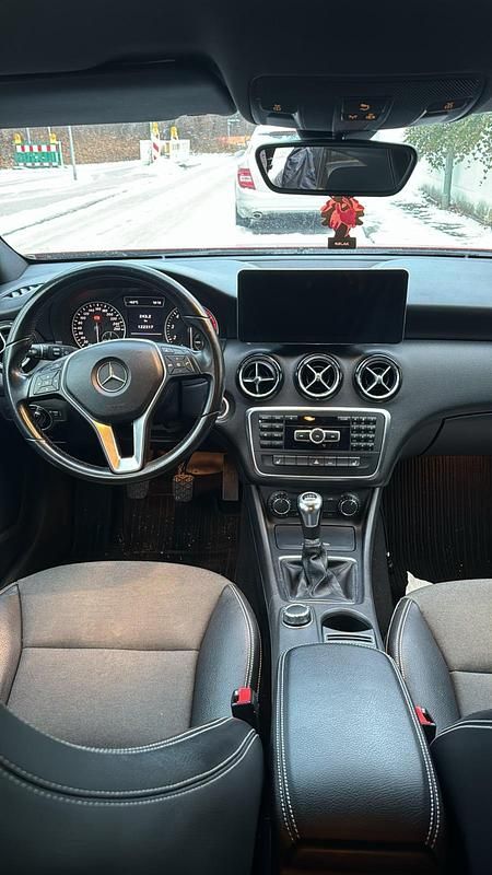 Gebraucht Mercedes A180 122 PS (89 kW) 2012 Rot Limousine