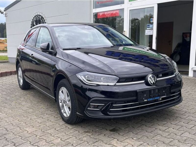 Deep black perleffekt (metallic) Gebraucht 2024 VW Polo Style Limousine | 23.790 € (Fairer Preis) - Bild 1/4