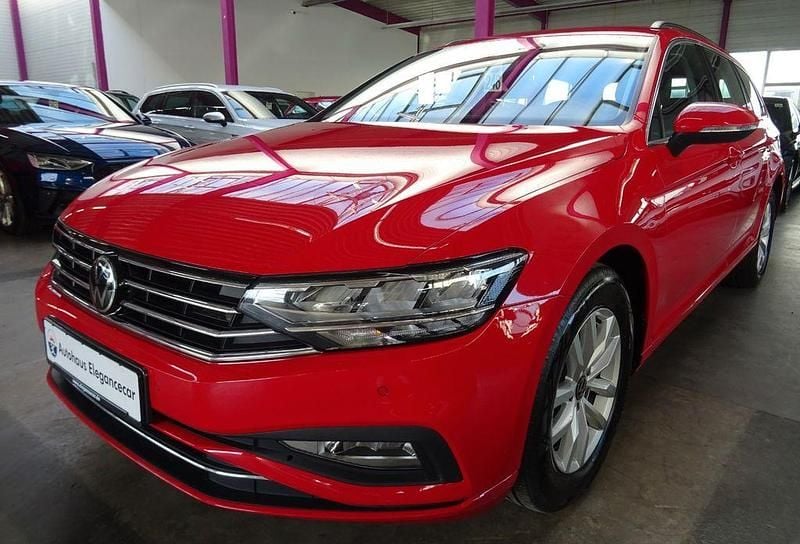 Gebraucht VW Passat 122 PS (89 kW) 2023 Rot Kombi