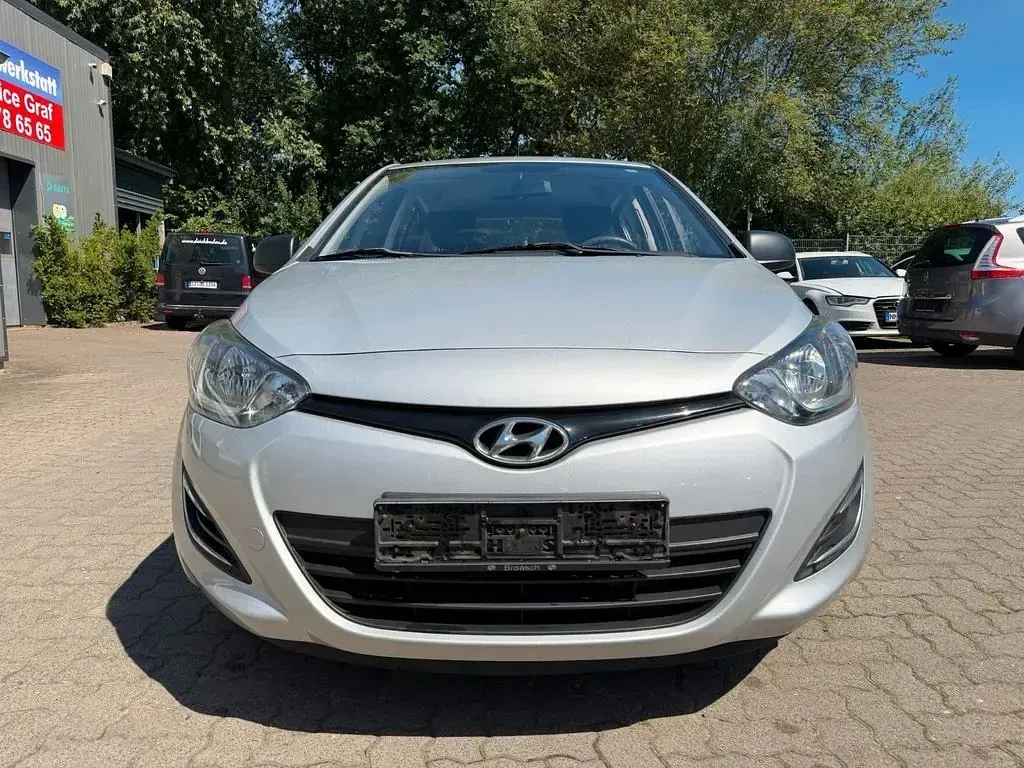 Gebraucht Hyundai i20 75 PS (55 kW) 2014 Silber Kleinwagen