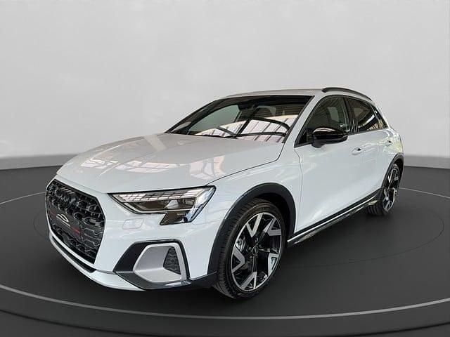 Weiß Gebraucht 2025 Audi A3 Sport Limousine | 46.360 € (Teuer) - Bild 1/4