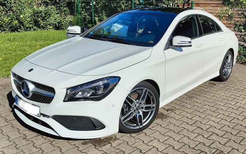 Weiß Gebraucht 2019 Mercedes CLA180 AMG line Limousine | 21.900 € (Superpreis) - Bild 1/4
