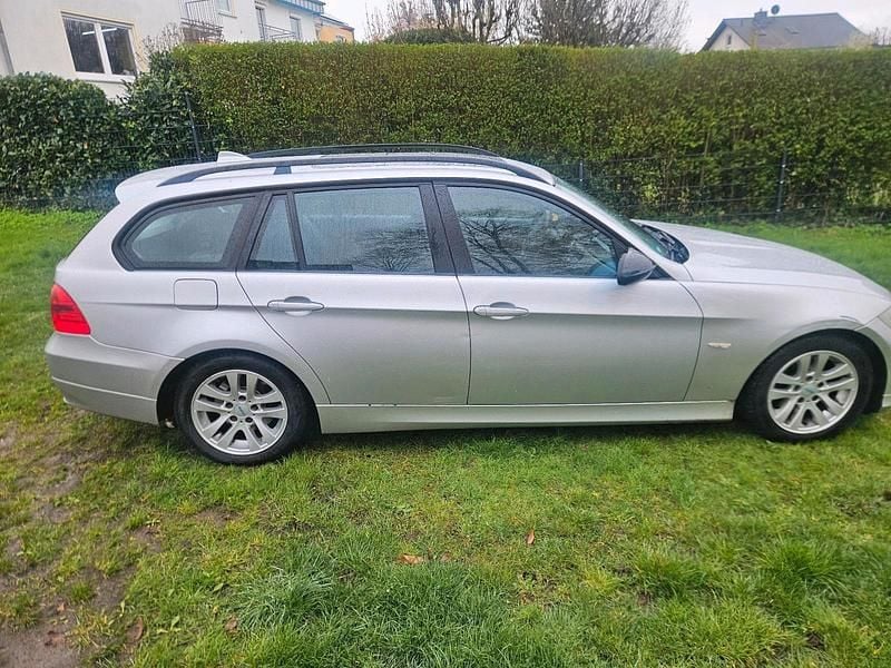 Gebraucht BMW 320 130 PS (95 kW) 2007 Grau Kombi