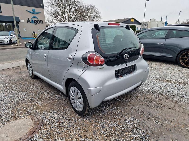Gebraucht Toyota Aygo Cool 68 PS (50 kW) 2013 Silber Kleinwagen