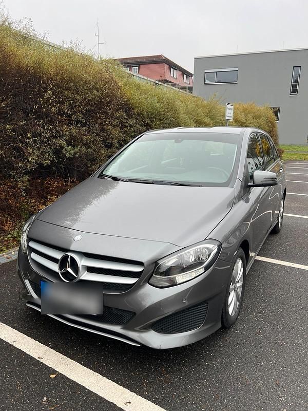 Grau Gebraucht 2015 Mercedes B180 Van / Kleinbus | 8.250 € (Guter Preis) - Bild 1/4