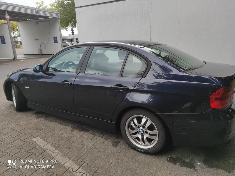 Gebraucht BMW 318 143 PS (105 kW) 2008 Blau Limousine