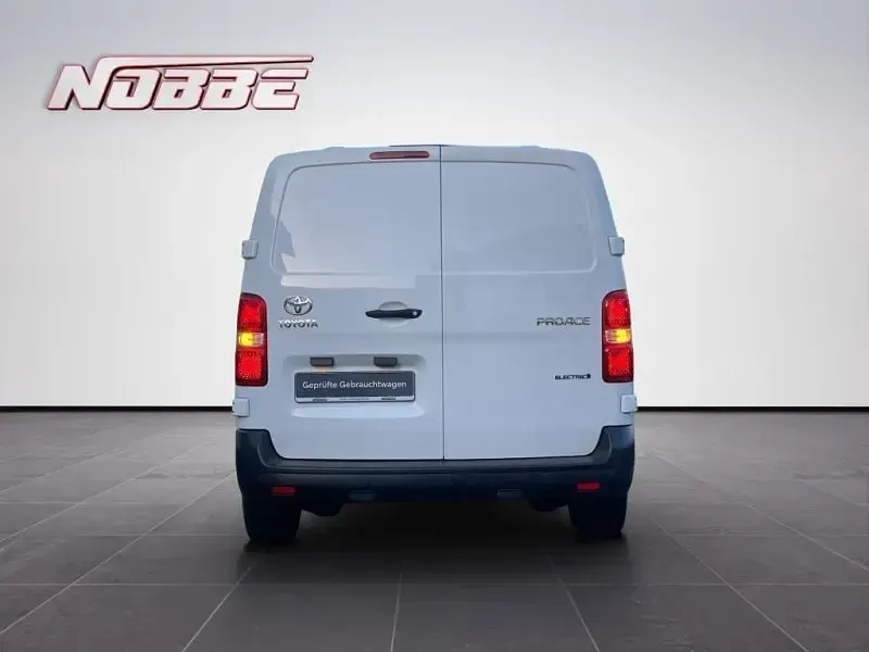 Gebraucht Toyota Proace 100 kW (136 PS) 2022 Schaumweiß Van / Kleinbus