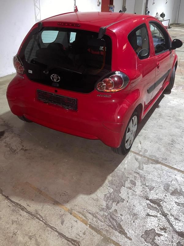 Gebraucht Toyota Aygo 68 PS (50 kW) 2009 Rot Kleinwagen