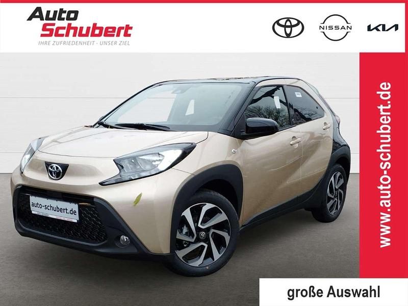 Ginger beige / night sky black Gebraucht 2024 Toyota Aygo Team Kleinwagen | 16.290 € (Etwas zu teuer) - Bild 1/3