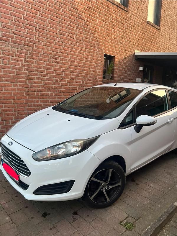 Gebraucht Ford Fiesta 101 PS (74 kW) 2013 Weiß Kleinwagen