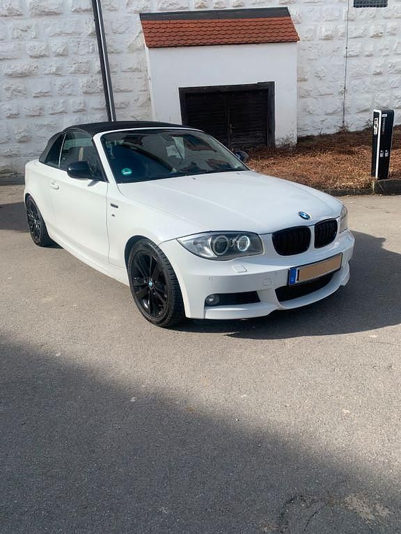 Weiß Gebraucht 2012 BMW 120 Cabriolet Performance Cabrio | 11.400 € (Fairer Preis) - Bild 1/4