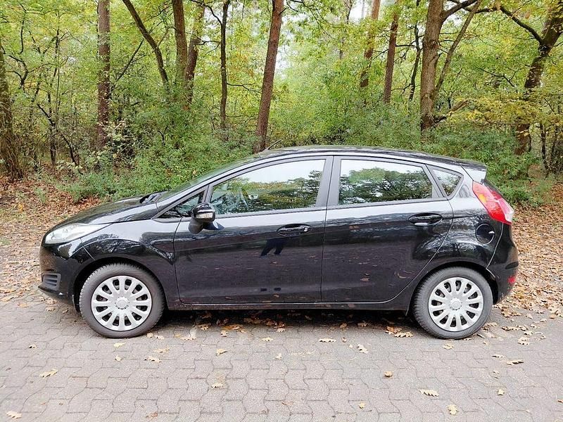 Schwarz Gebraucht 2015 Ford Fiesta Celebration Kleinwagen | 6.200 € (Guter Preis) - Bild 1/4