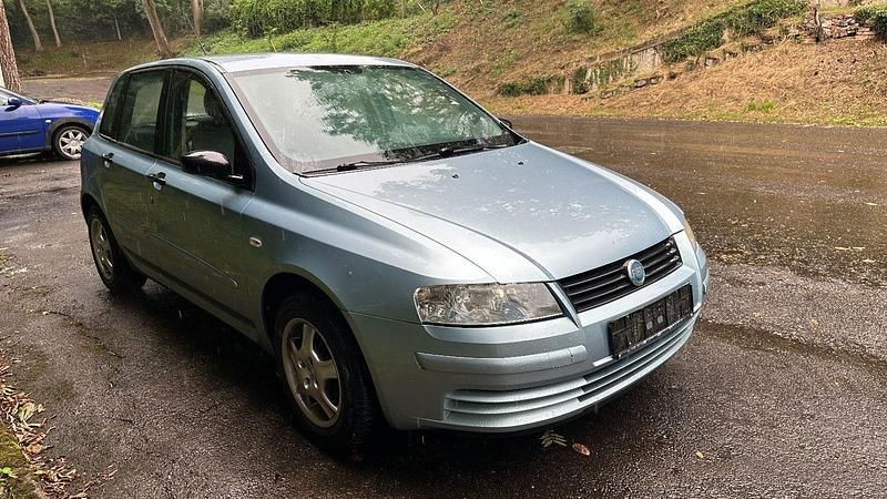 Blau Gebraucht 2004 Fiat Stilo Limousine | 650 € (Superpreis) - Bild 1/4