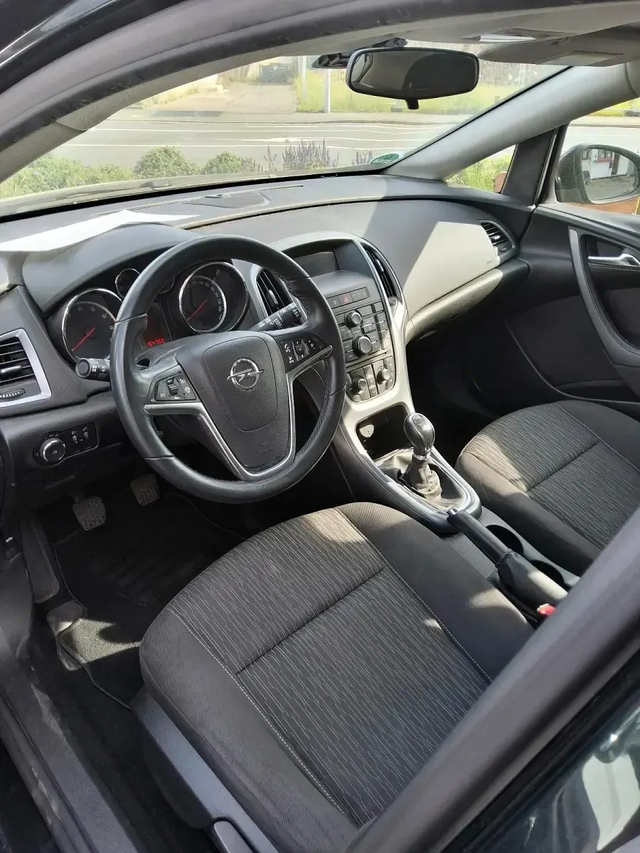 Używany Opel Astra 101 KM (74 kW) 2015 Czarny Sedan/Limuzyna