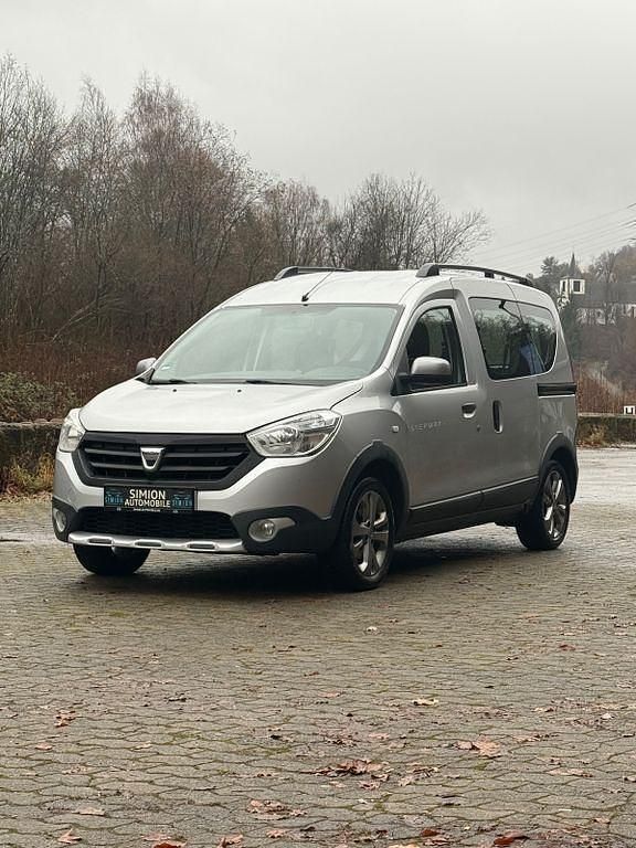 Grau Gebraucht 2016 Dacia Dokker Stepway Van / Kleinbus | 9.340 € (Guter Preis) - Bild 1/2