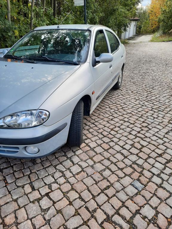 Grau Gebraucht 2000 Renault Mégane Expression Limousine | 2.399 € (Fairer Preis) - Bild 1/4