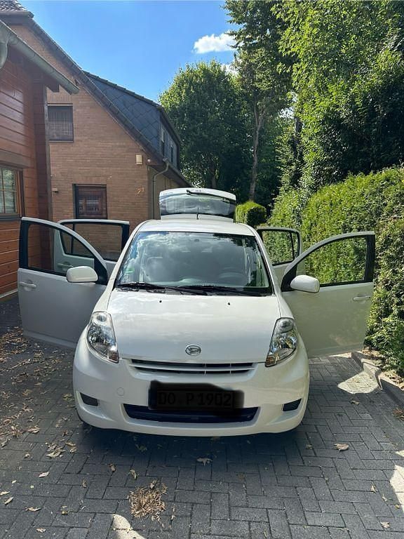Weiß Gebraucht 2009 Daihatsu Sirion Kleinwagen | 2.250 € (Fairer Preis) - Bild 1/4