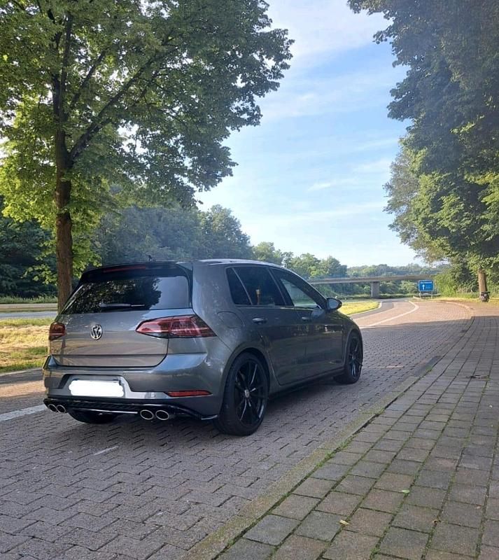 Grau Gebraucht 2019 VW Golf VII R Limousine | 29.999 € - Bild 1/4
