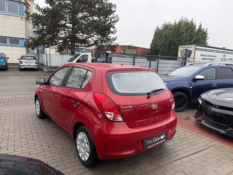 Gebraucht Hyundai i20 Edition 86 PS (63 kW) 2013 Rot Limousine