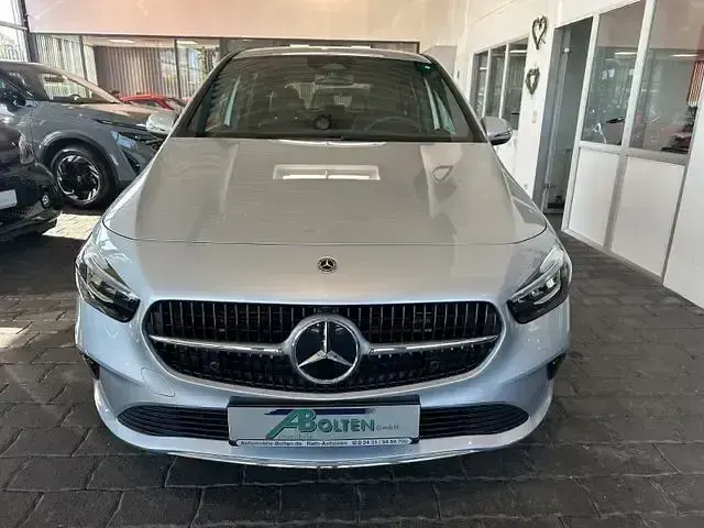 Gebraucht Mercedes B180 116 PS (85 kW) 2024 Silber Van / Kleinbus