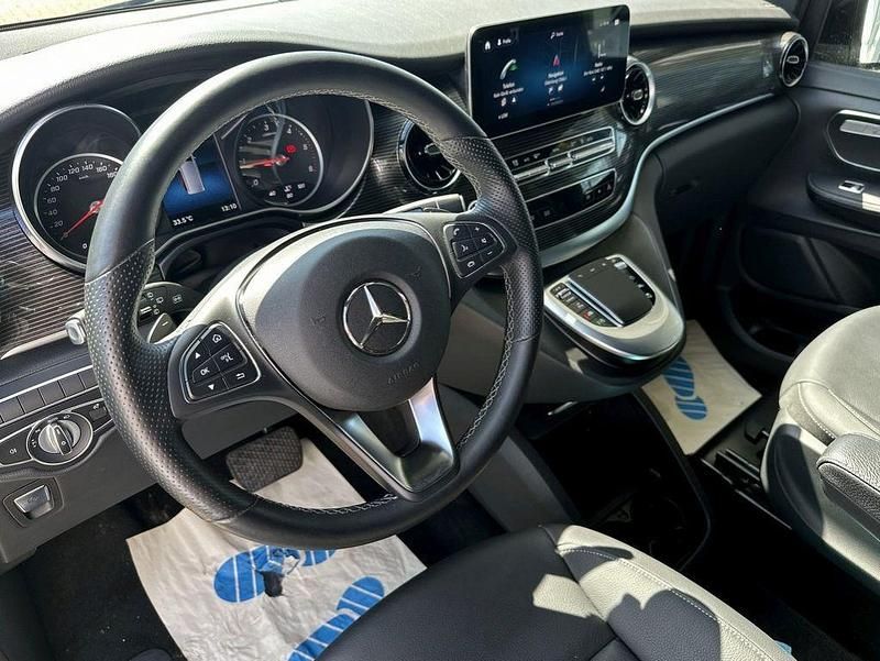 Gebraucht Mercedes V300 Avantgarde 237 PS (174 kW) 2023 Obsidianschwarz metallic Van / Kleinbus