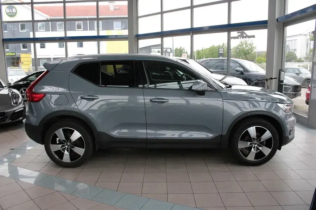 Gebraucht Volvo XC40 Momentum 129 PS (94 kW) 2020 Thunder grey / metallic SUV