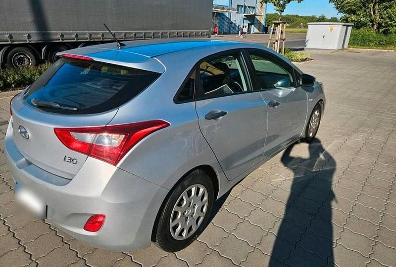 Gebraucht Hyundai i30 99 PS (72 kW) 2012 Silber Limousine
