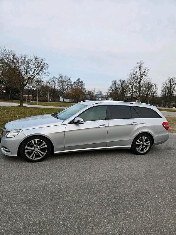 Gebraucht Mercedes E250 204 PS (150 kW) 2011 Grau Kombi