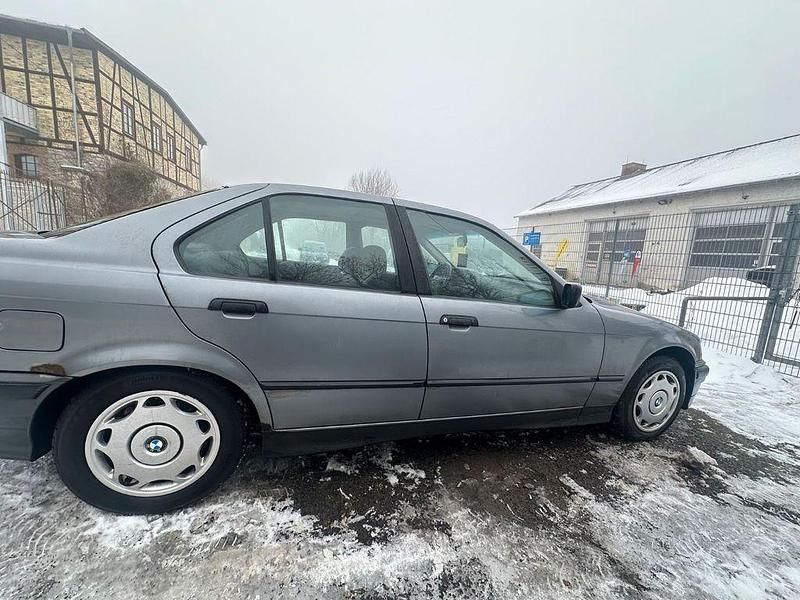 Gebraucht BMW 318 116 PS (85 kW) 1990 Silber Limousine