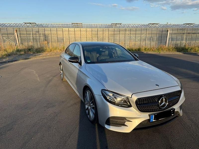 Silber Gebraucht 2018 Mercedes E450 AMG line Limousine | 43.700 € (Teuer) - Bild 1/4
