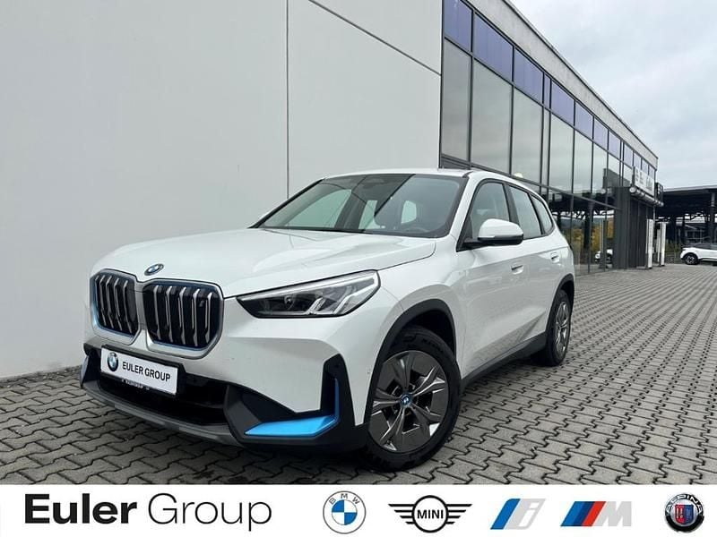 Weiss Gebraucht 2023 BMW iX1 Performance SUV | 34.999 € (Superpreis) - Bild 1/3