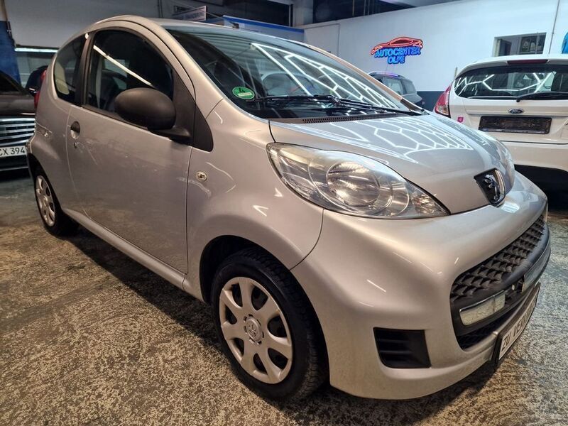 Grau Gebraucht 2009 Peugeot 107 Filou Kleinwagen | 2.999 € (Fairer Preis) - Bild 1/4