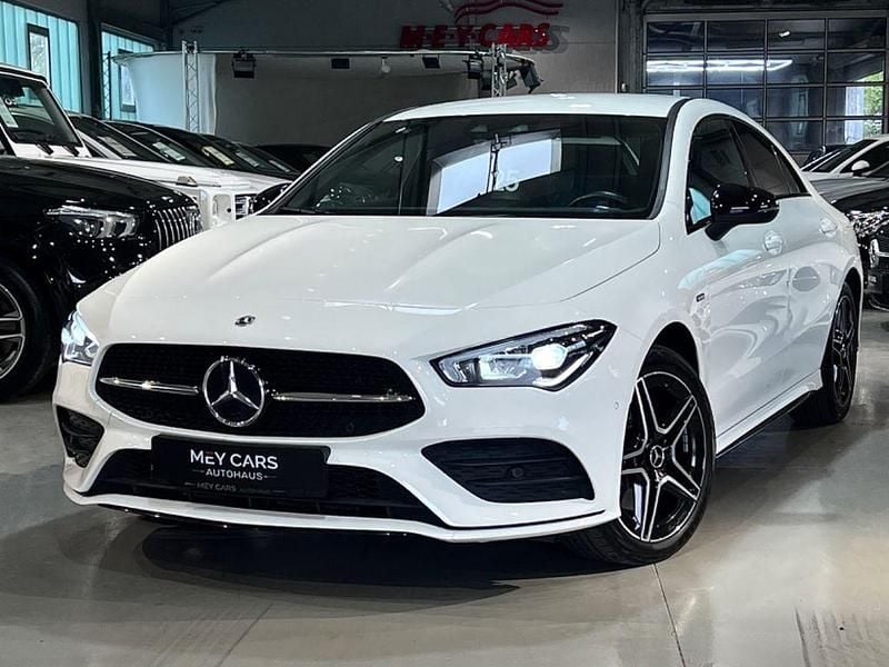 Polarweiss Gebraucht 2021 Mercedes CLA250e AMG Limousine | 31.580 € (Fairer Preis) - Bild 1/4