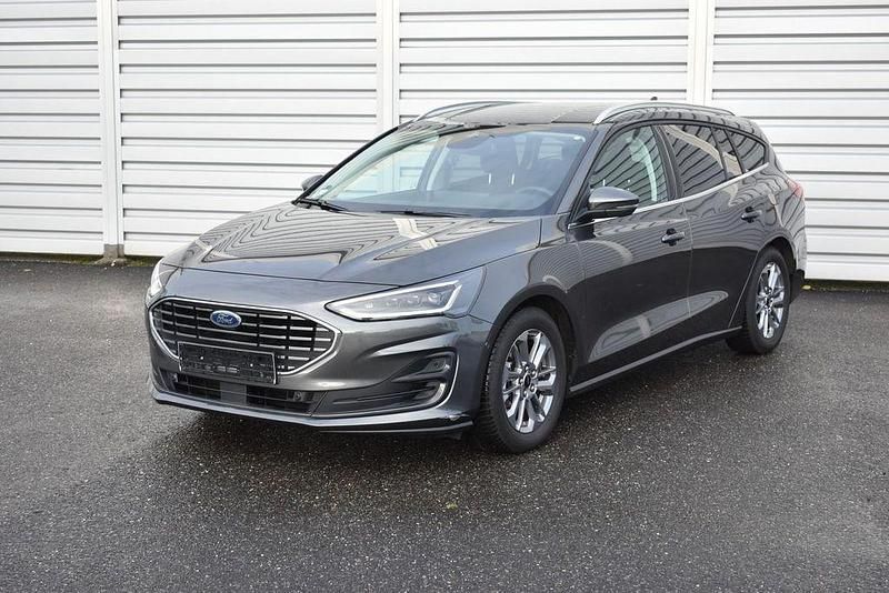Grau Gebraucht 2025 Ford Focus Titanium Limousine | 24.499 € (Fairer Preis) - Bild 1/4