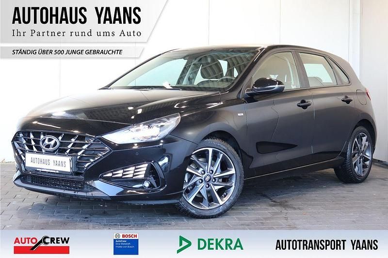 Schwarz Gebraucht 2023 Hyundai i30 Trend Limousine | 13.789 € (Superpreis) - Bild 1/4