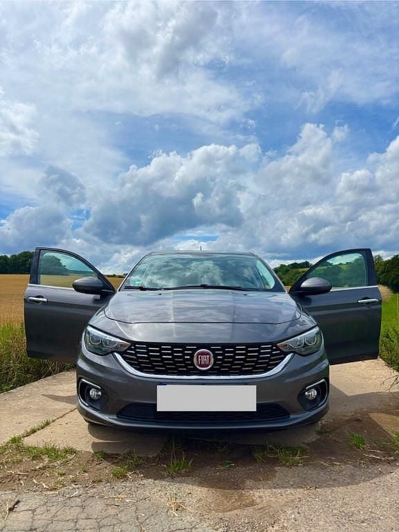 Grau Gebraucht 2019 Fiat Tipo Lounge Limousine | 9.999 € (Superpreis) - Bild 1/4