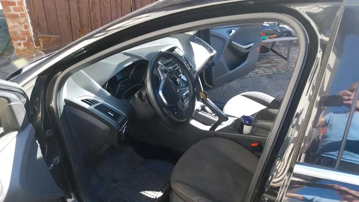 Gebraucht Ford Focus 95 PS (69 kW) 2011 Schwarz Kombi