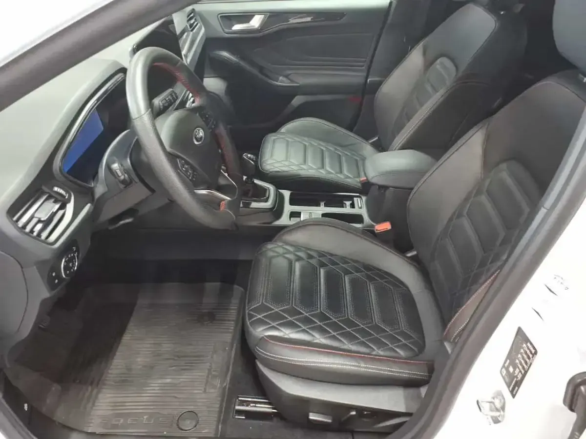 Gebraucht Ford Focus ST-Line X 155 PS (114 kW) 2023 Frozen white Limousine