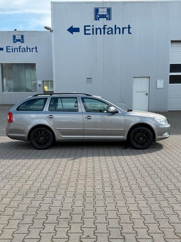 Gebraucht Skoda Octavia 106 PS (77 kW) 2011 Silber Kombi