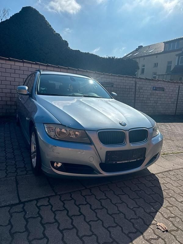 Gebraucht BMW 318 143 PS (105 kW) 2010 Blau Kombi