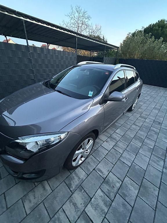 Grau Gebraucht 2013 Renault Mégane III Limousine | 5.500 € (Fairer Preis) - Bild 1/4
